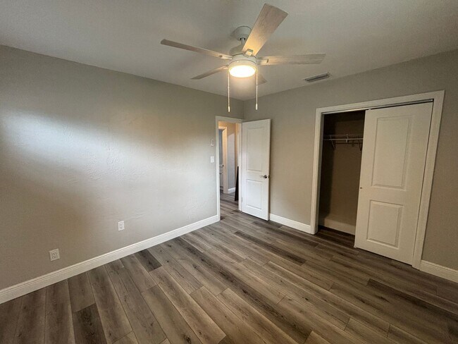 Building Photo - 2/1 duplex - Great Location near downtown