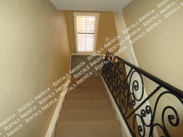 Building Photo - 711 E North Ln