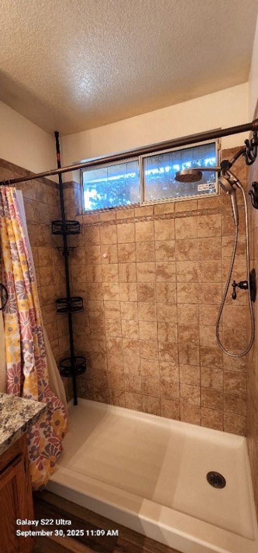 Building Photo - Beautiful & Unique 3 Bed 2 Bath Home w/Cus...