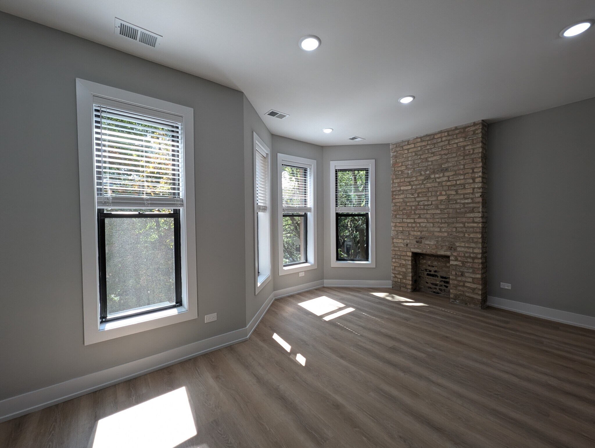 Building Photo - 428 W Belden Ave