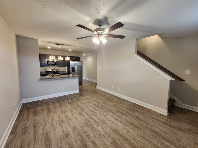 Building Photo - 3 Bedroom 3 Bath End Unit Townhome