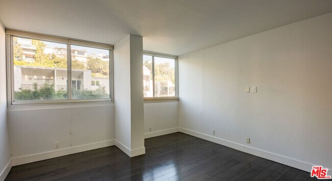 Building Photo - 8787 Shoreham Dr