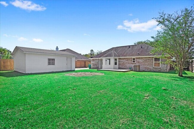 Building Photo - 15116 Rosewood St