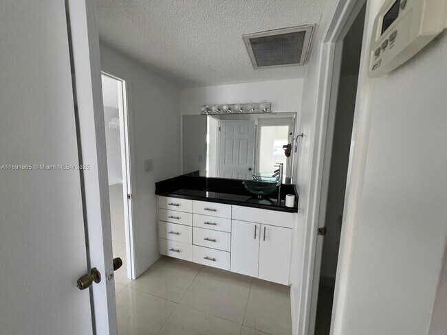 Building Photo - 500 Bayview Dr