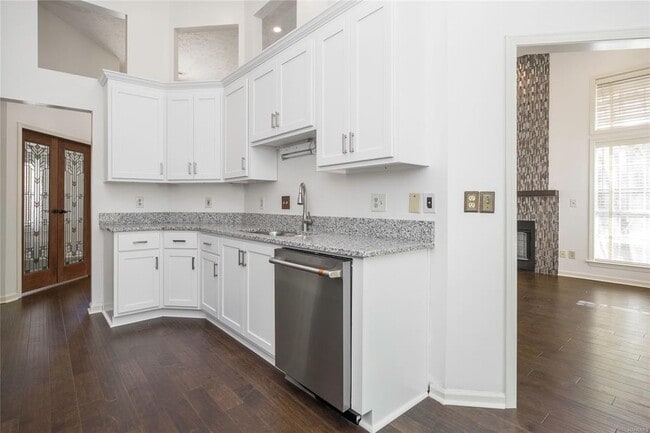 Building Photo - 561 Pine Tree Ln