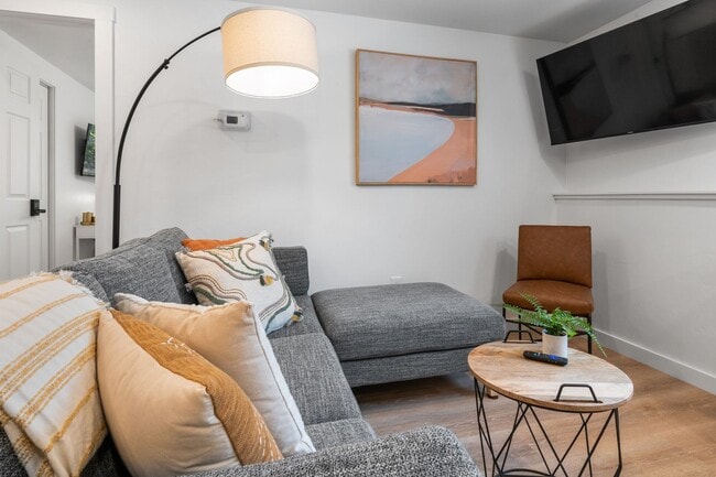 Building Photo - Stylish & Turnkey Furnished 2-BR Daylight ...