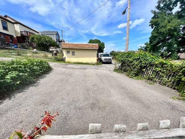 Building Photo - Mt Washington, 2 Bed 1.5 Bath House with Parking, A/C, Patio and More!