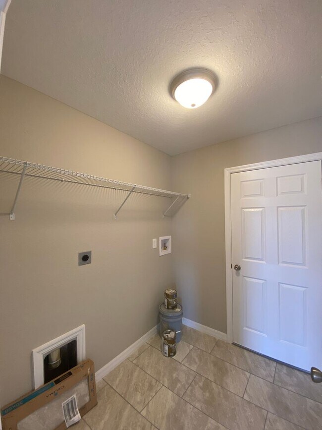 Building Photo - Desirable SE Ocala Neighborhood 3/2/2 *WON...
