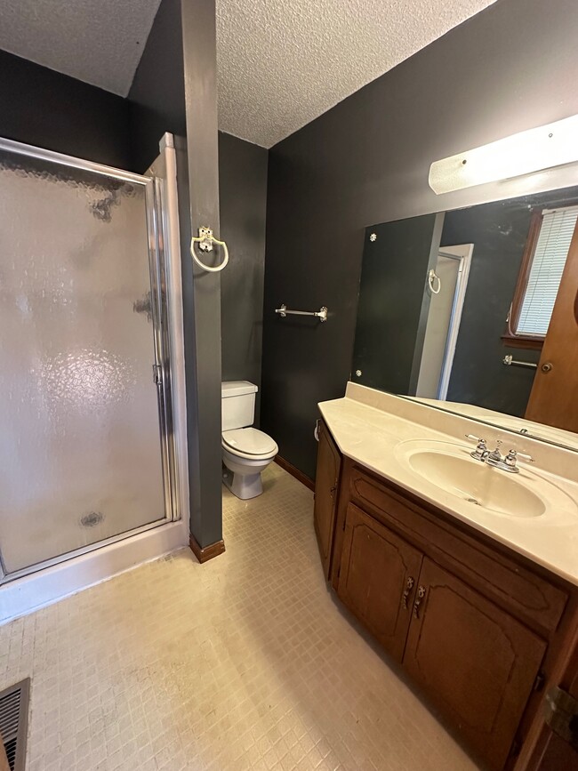 Building Photo - 905 Honeysuckle Ave