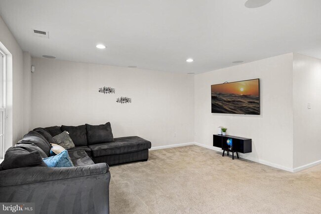 Building Photo - 70 Benford Ln
