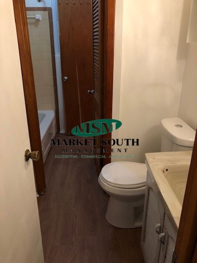 Building Photo - *APPLICATION PENDING!* Convenient Southsid...