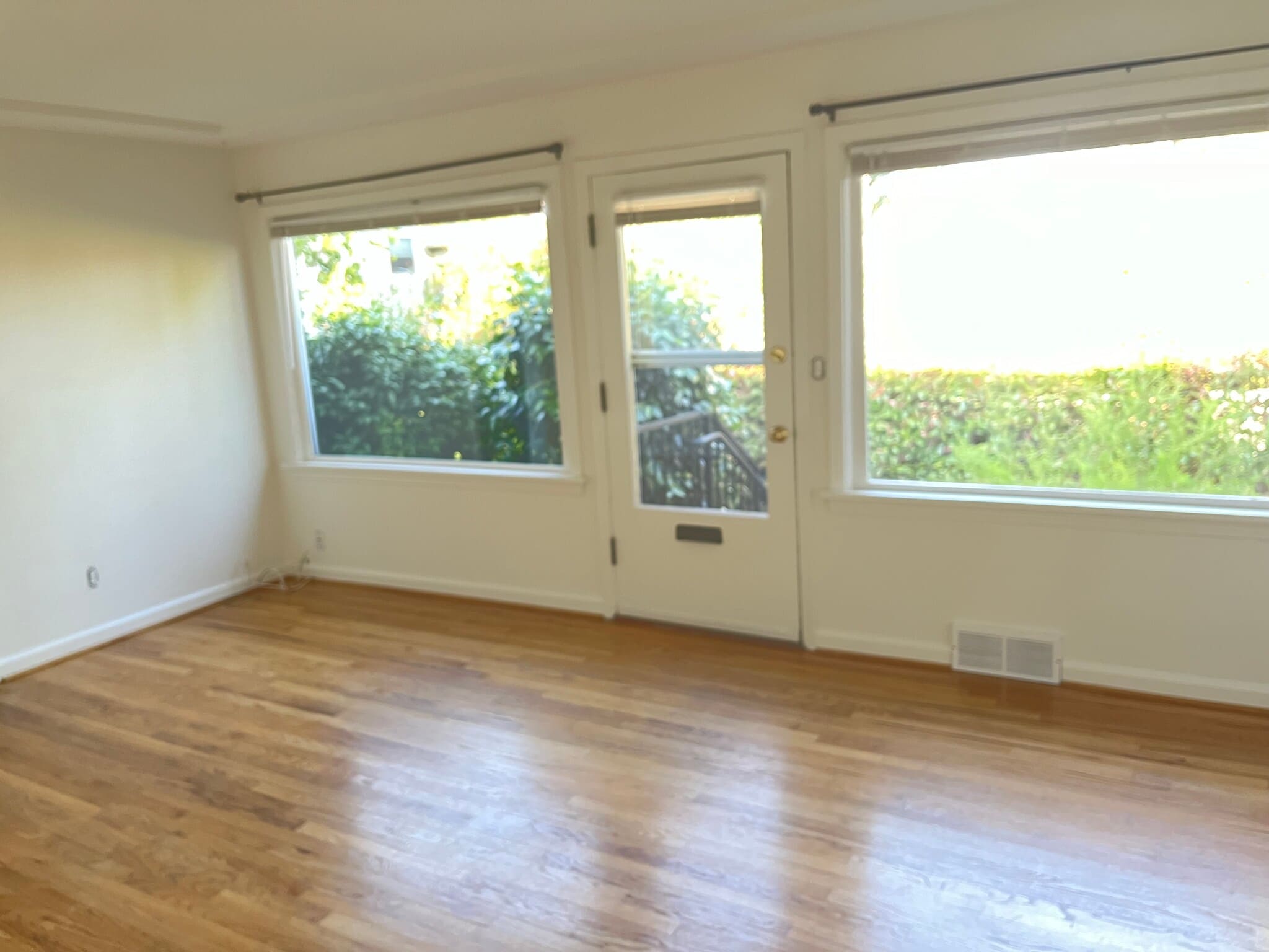 Living Room - 13-15 SW Bancroft St