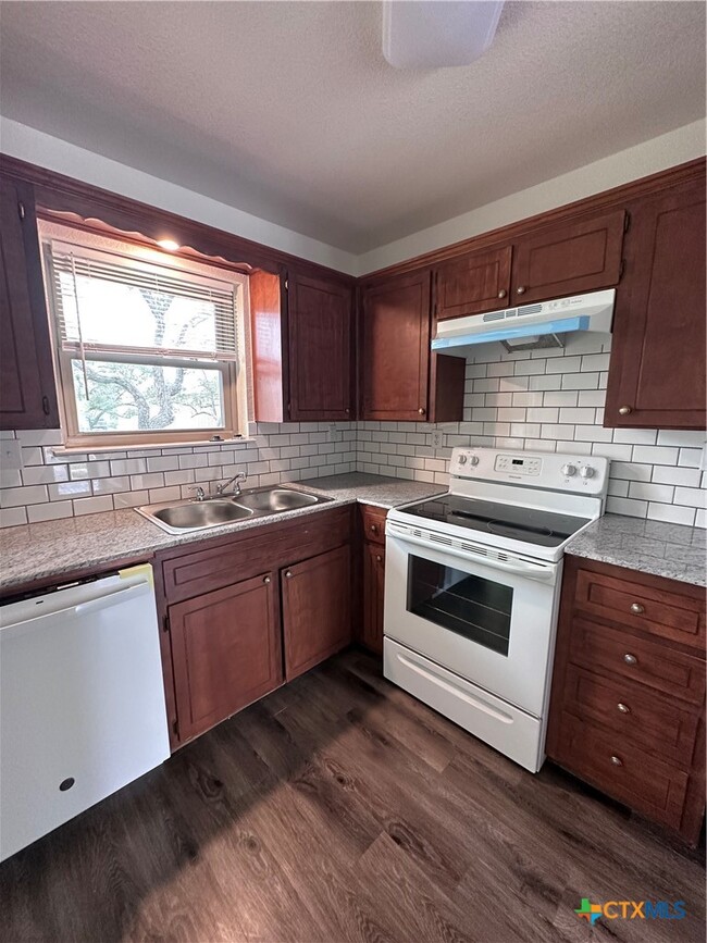 Building Photo - 1417 Janet Ln