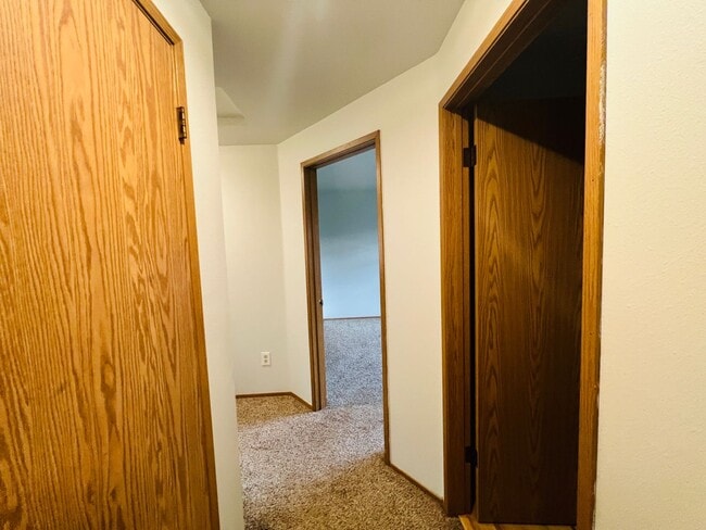 Building Photo - Adadow - Duplex E Broadway
