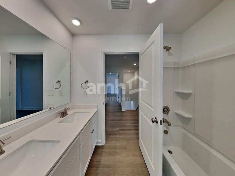 Building Photo - 9175 Henley Ave