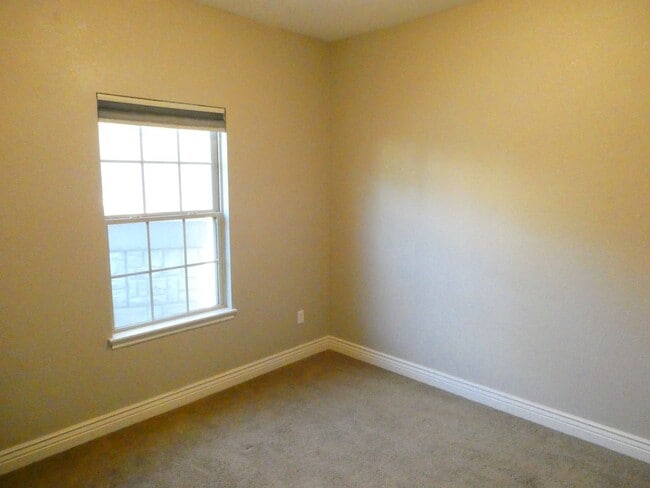 Building Photo - 3 bedroom 2 bath home- Quail Creek Subdivi...