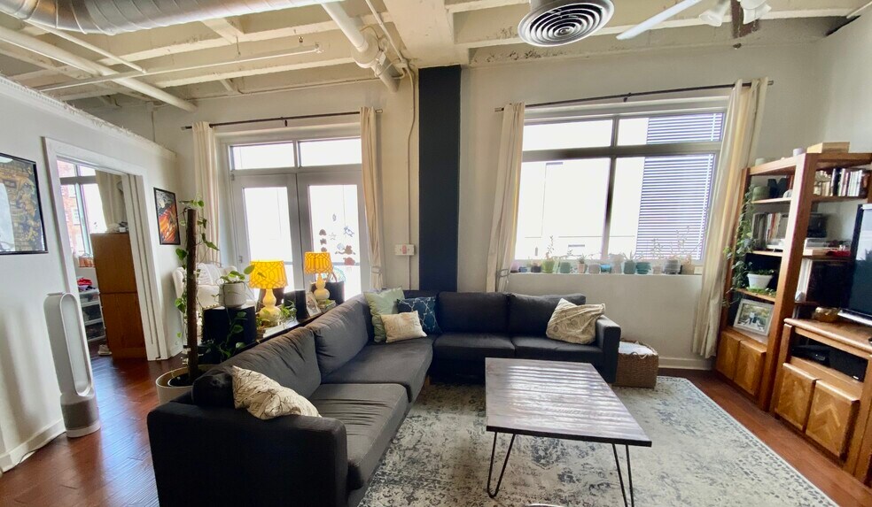 Living Room - 805 Peachtree St NE