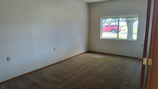 Larger Bedroom - 251 6th St