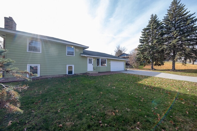 Building Photo - 445 Walnut Ln