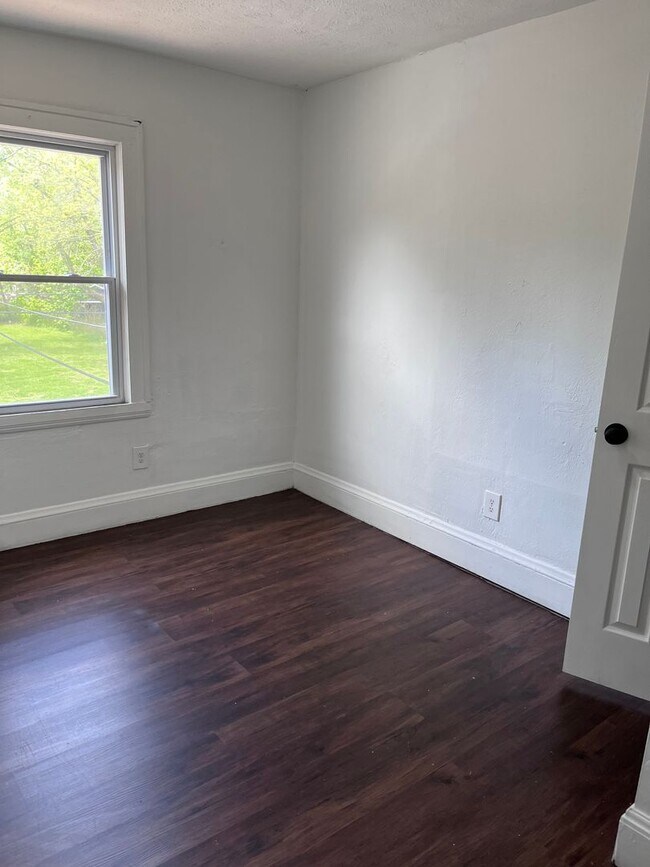 Building Photo - 3-Bedroom Home for Rent in Cleveland – Great Value!