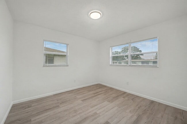 Building Photo - Move in ready!