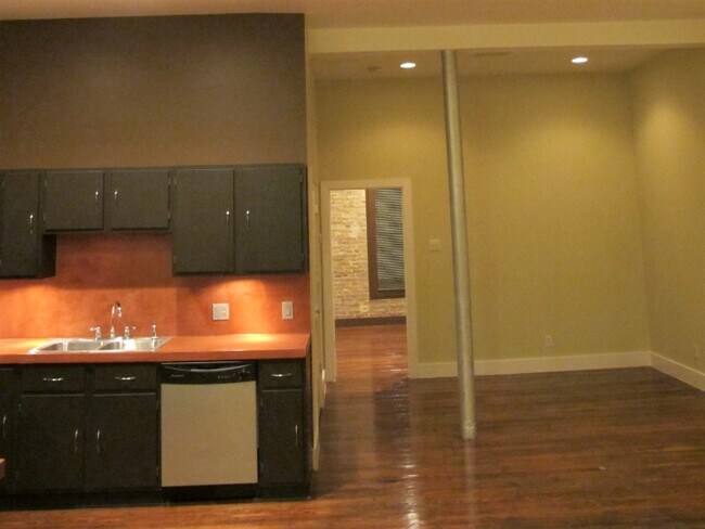 Building Photo - 319 S Flores St