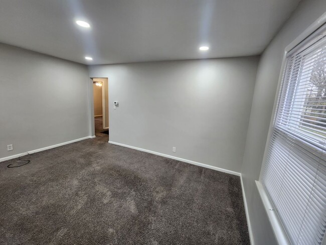 Building Photo - Freshly painted 2 bedroom 1 bath with a detached garage!