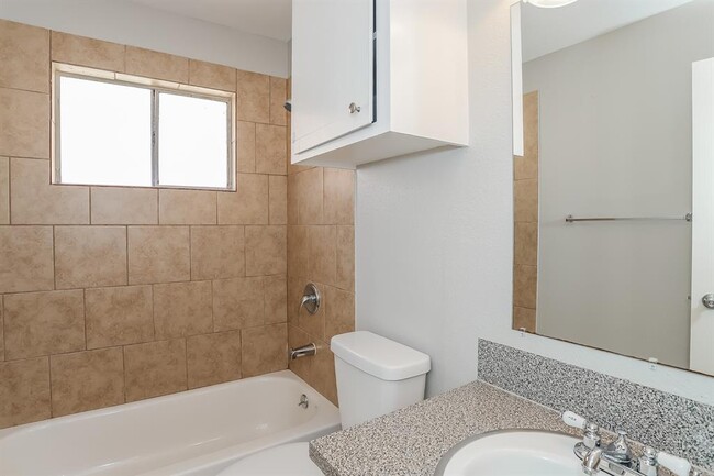 Building Photo - 404 Coburn St