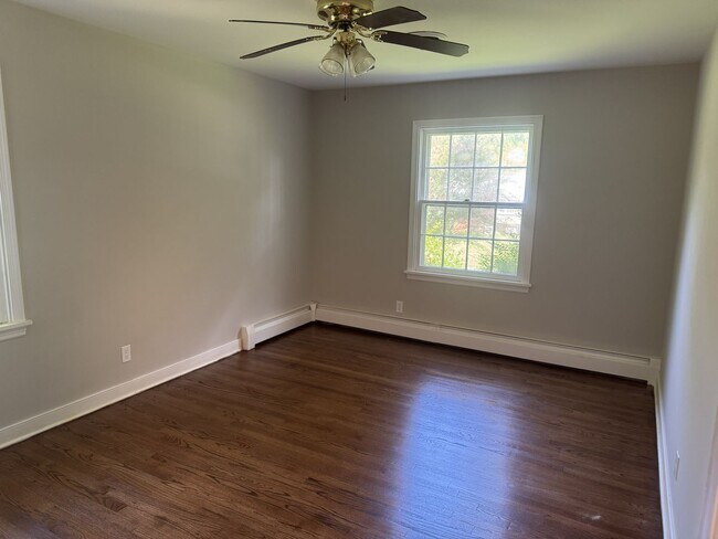 Building Photo - 5048 Grassmere Rd