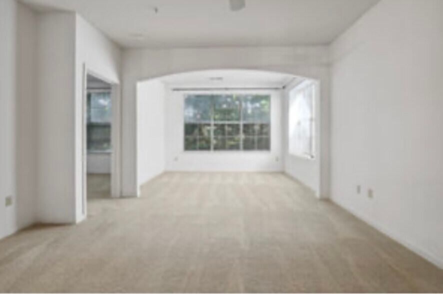 Living area - 604 Bristol Village Dr