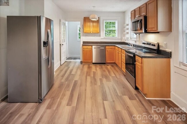 Building Photo - 152 W Park Ave