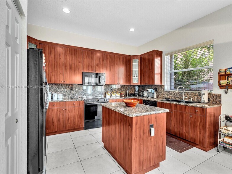 Building Photo - 3844 SW 53rd St