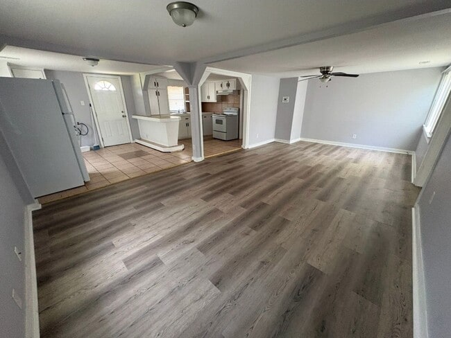 Building Photo - 3 Bedroom, 1 Bath Home