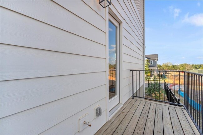 Building Photo - 2047 E Little Crew Dr