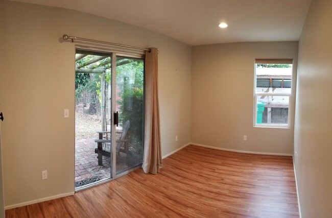 Building Photo - 5 bedrooms 2 baths close to campus and hug...