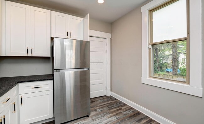 Building Photo - 1050 Oak St