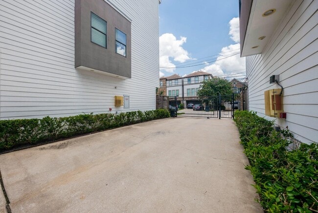 Building Photo - 1535 Birdsall St