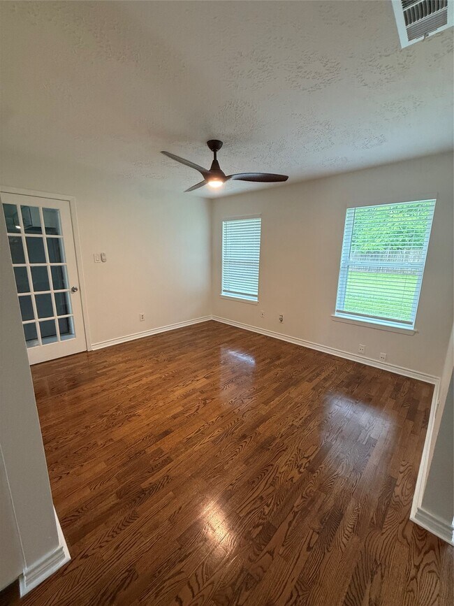 Building Photo - 2318 Aprilmont Dr