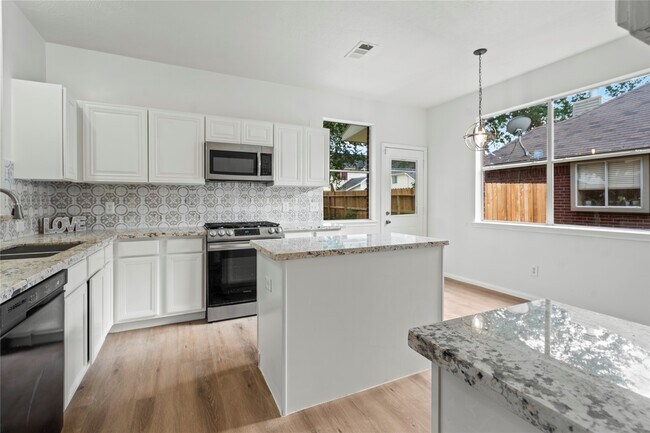 Building Photo - 10908 Sycamore Dr S