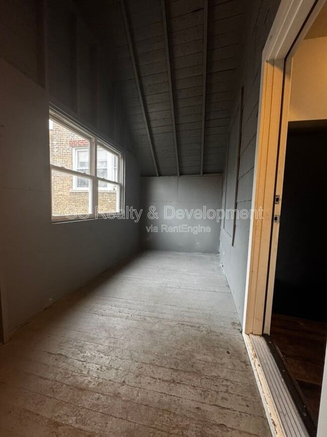 Building Photo - 4343 N Troy St