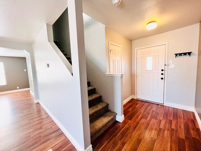 Building Photo - Beautiful two-story home in the desirable Silver Oaks community!