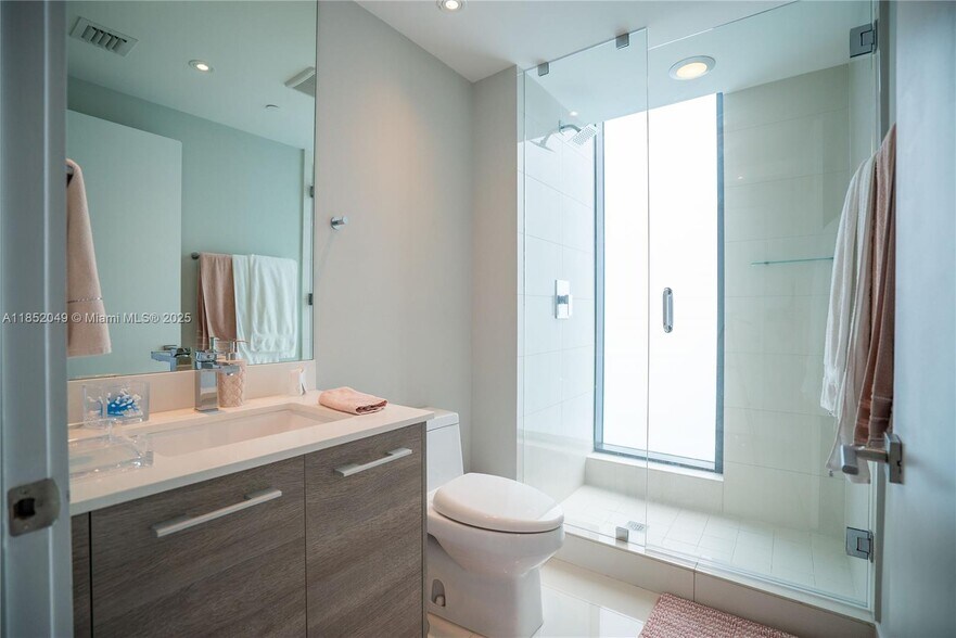 Building Photo - 650 NE 32nd St