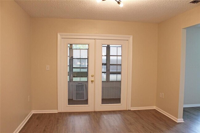 Building Photo - 608 Lark Dr