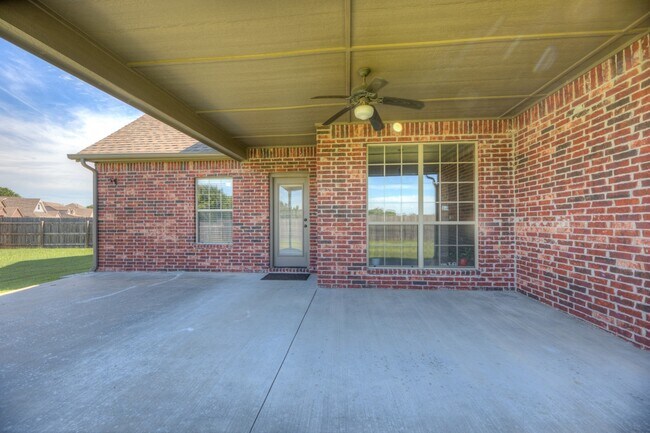 Building Photo - 1317 W Dover St