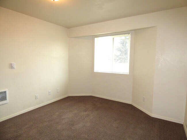 Building Photo - Rent Special: FREE June's Rent - 2 Bedroom 1 Bath Unit NE Salem!
