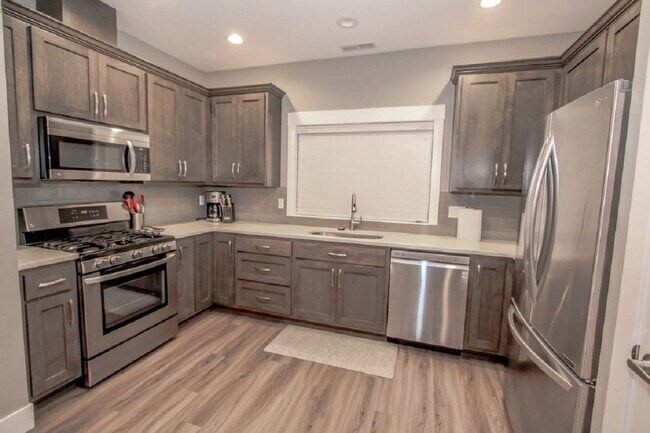 Building Photo - Luxury 2-Bed x 2-Bath Condo For Rent
