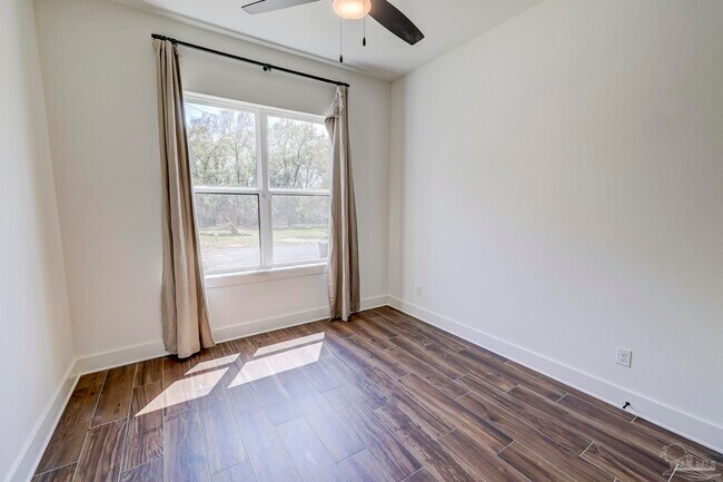 Building Photo - 524 W De Soto St