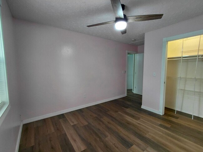 Building Photo - 15430 Top Dr