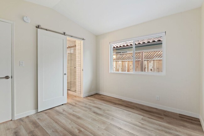 Building Photo - Welcome to this charming 2-bedroom, 1.5-ba...