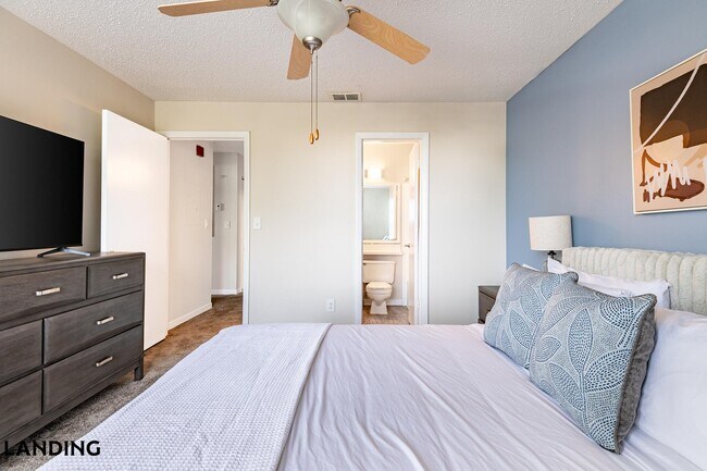 Building Photo - 1000 Palm Pl Dr NE